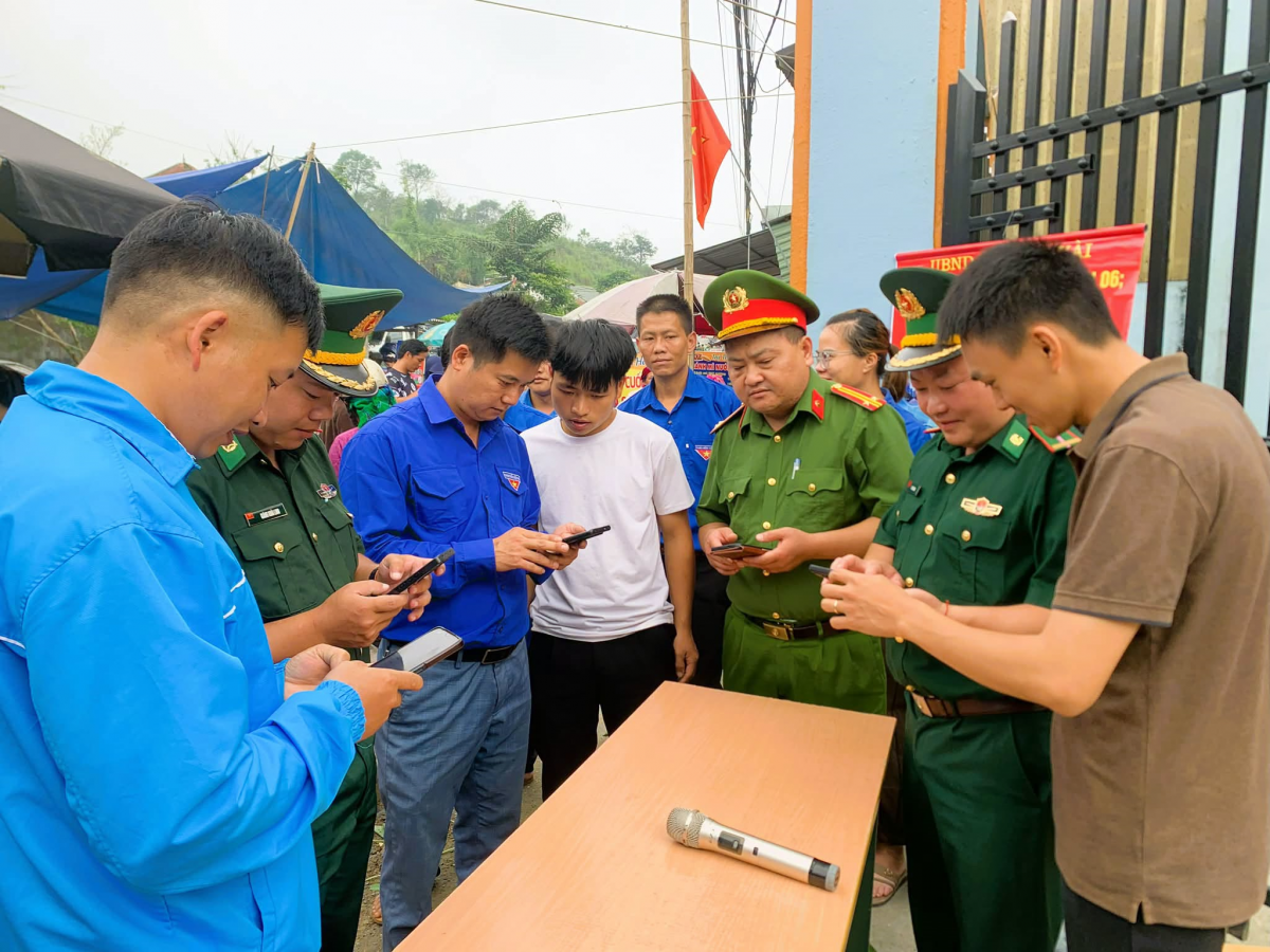 Hướng dẫn người dân xã Tùng Vài ứng dụng chuyển đổi số, góp phần thay đổi nhận thức và thói quen sinh hoạt, làm việc. Ảnh: baophapluat.