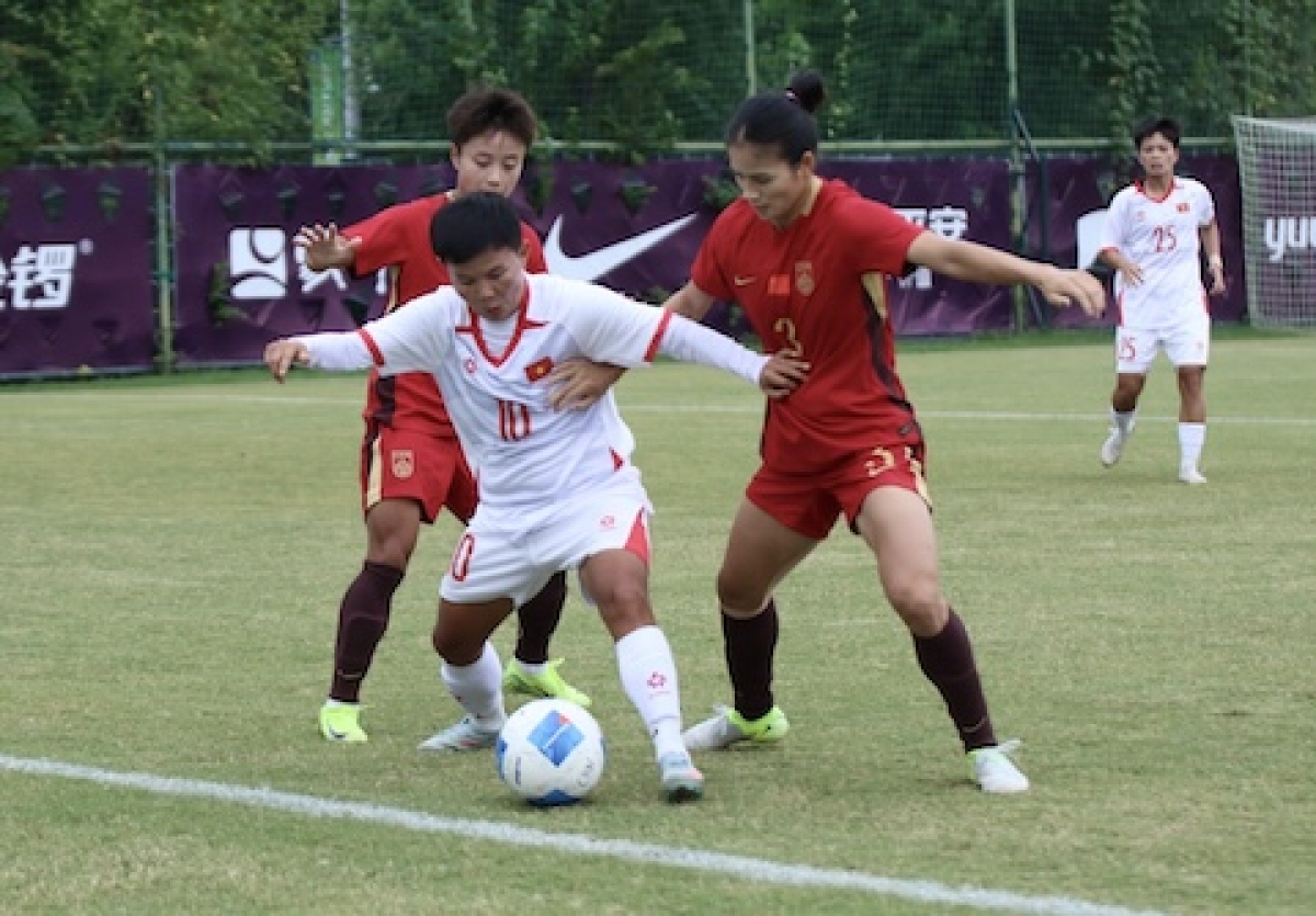 Spielerin Bich Thuy kämpft mit zwei chinesischen Spielerinnen um den Ball. (Foto: VFF)