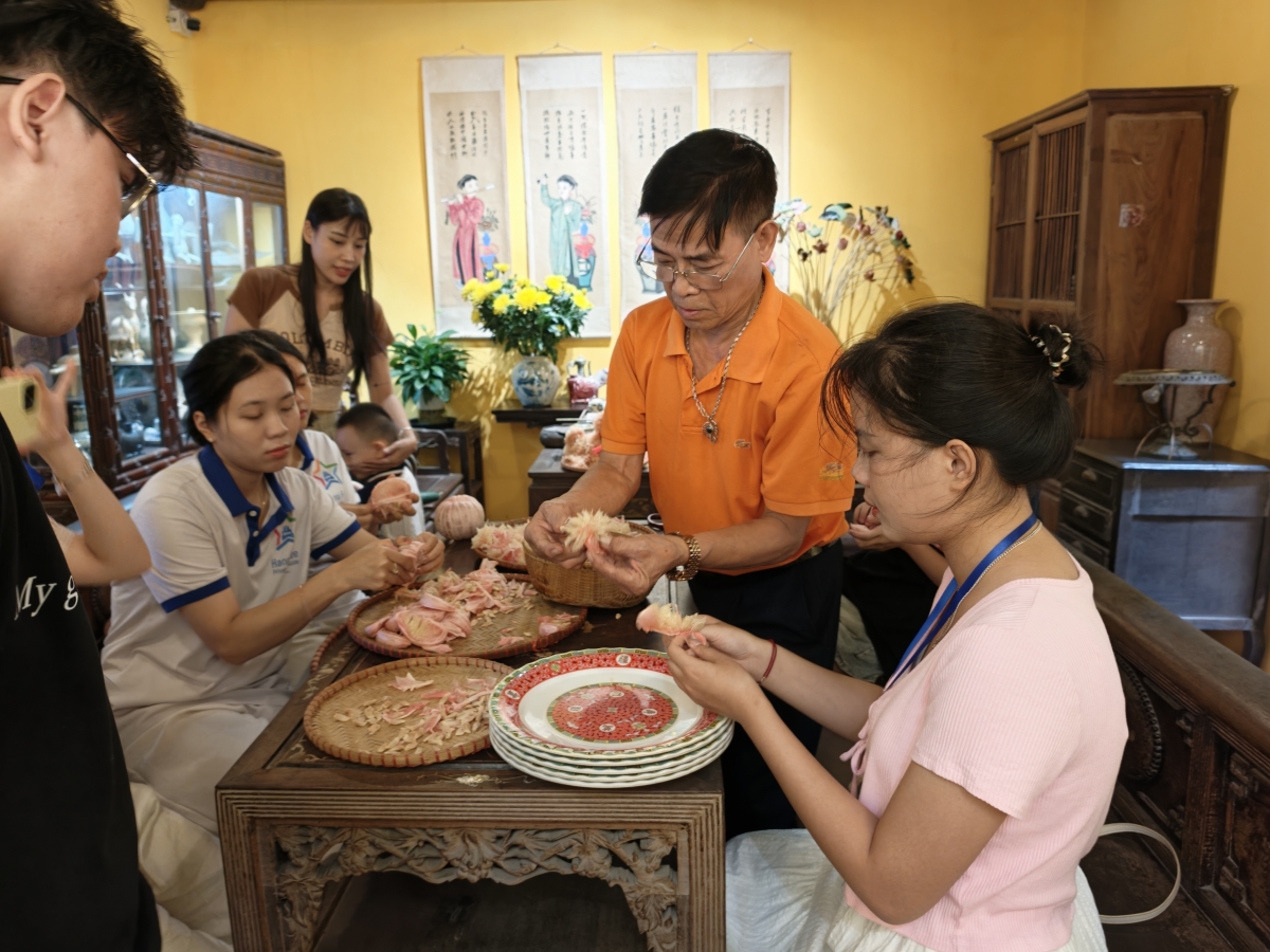 <br>
សកម្មភាពគួរឱ្យចាប់អារម្មណ៍មួយដែលទាក់ទាញយុវវ័យជាច្រើនគឺ Workshop ស្តីពីរបង្កើតរូបសត្វឆ្កែពីផ្លែក្រូចថ្លុង។ ផ្លែក្រូចថ្លុងនីមួយៗ ត្រូវបានប្រែក្លាយទៅជាសត្វឆ្កែដ៏គួរឱ្យស្រលាញ់ សម្រាប់ដាក់លើថាសដង្វាយសែនព្រះខែរបស់ប្រជាជនវៀតណាម។