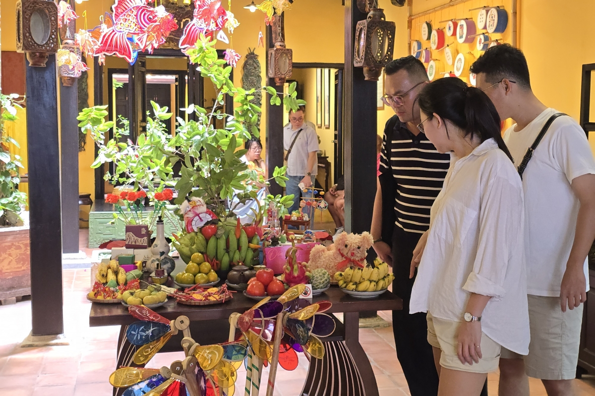 <br>
ថាសដង្វាយសែនព្រះខែប្រពៃណីវៀតណាមជាធម្មតារួមមានផ្លែឈើប្រាំមុខ នំព្រះខែមួយគូ តែផ្កាឈូកមួយកំសៀវ និងគ្រឿងតុបតែងផ្សេងៗដូចជាចង្កៀង។ល។