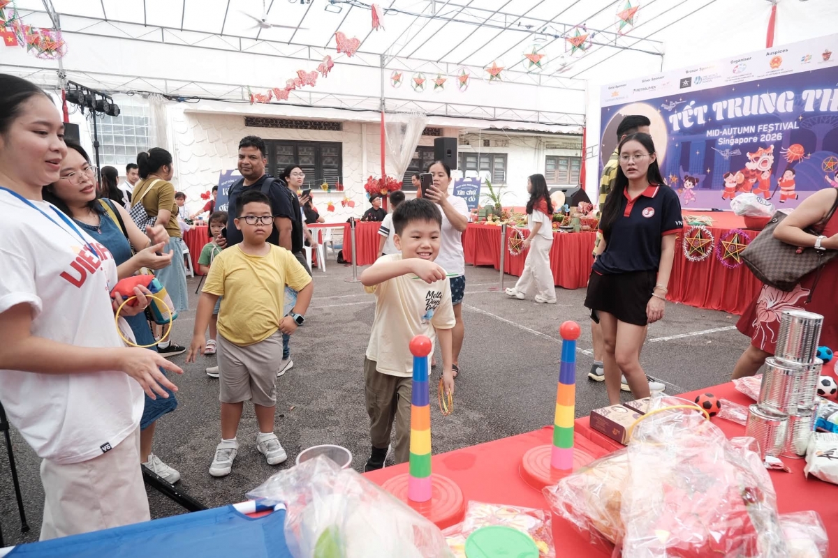 Các em nhỏ vô cùng hào hứng khi chơi các trò chơi dân gian Việt Nam.