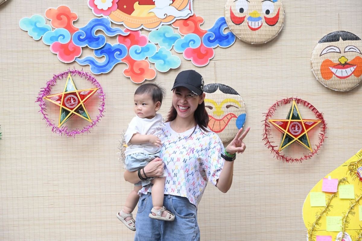 Chụp ảnh check-in.