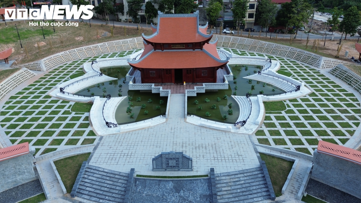 Bao quanh Đền thờ là hồ sen, mặt nước và các công trình kiến trúc tạo nên không gian cảnh quan hài hòa, mang đậm bản sắc văn hóa truyền thống.