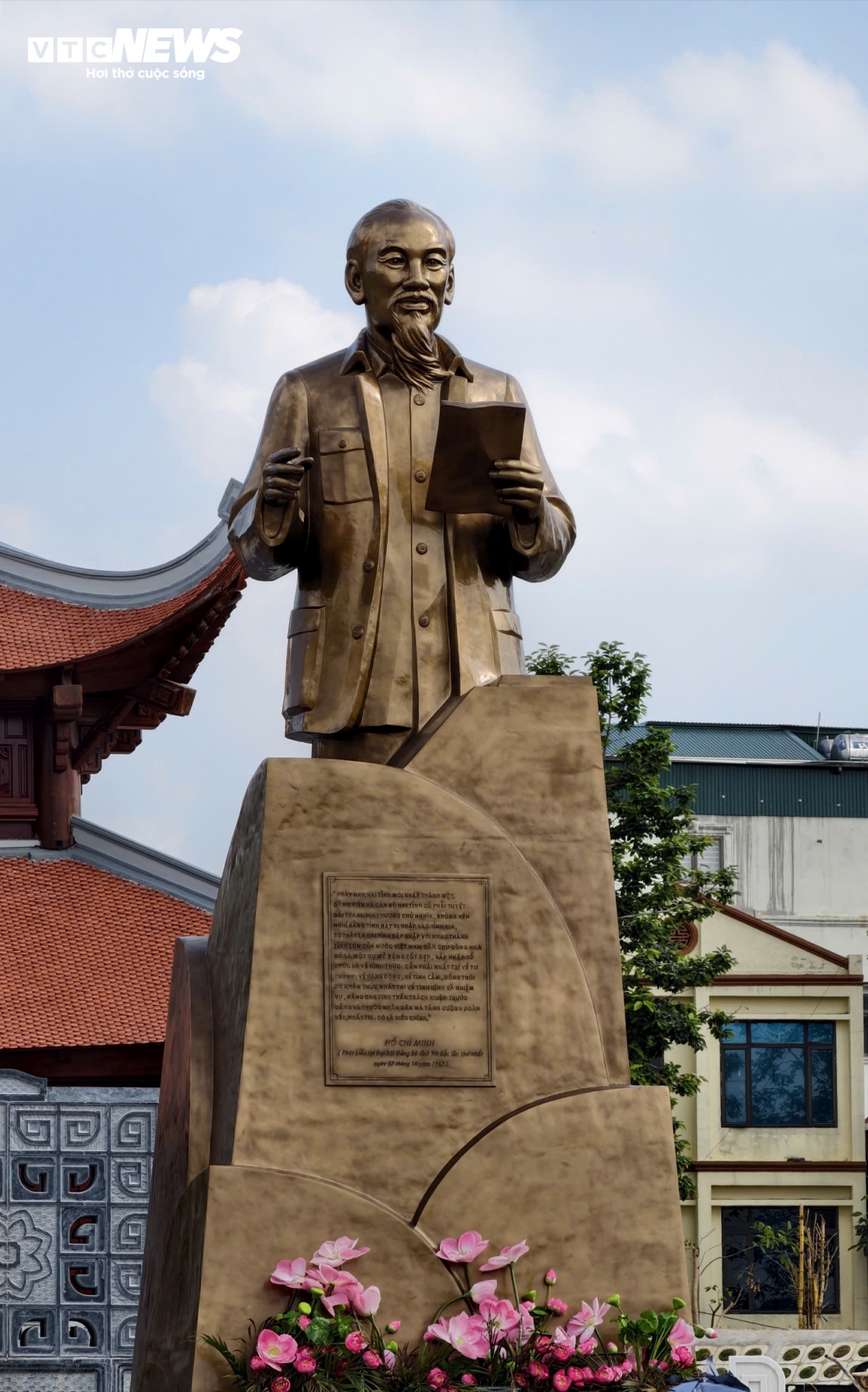 Tượng Chủ tịch Hồ Chí Minh được làm bằng đồng, cao 6,6m. Tượng khắc họa Bác đứng giữa đài sen, với hình khối cách điệu, thể hiện hình ảnh Người đang trò chuyện, căn dặn đồng bào với phong thái gần gũi, đôn hậu.