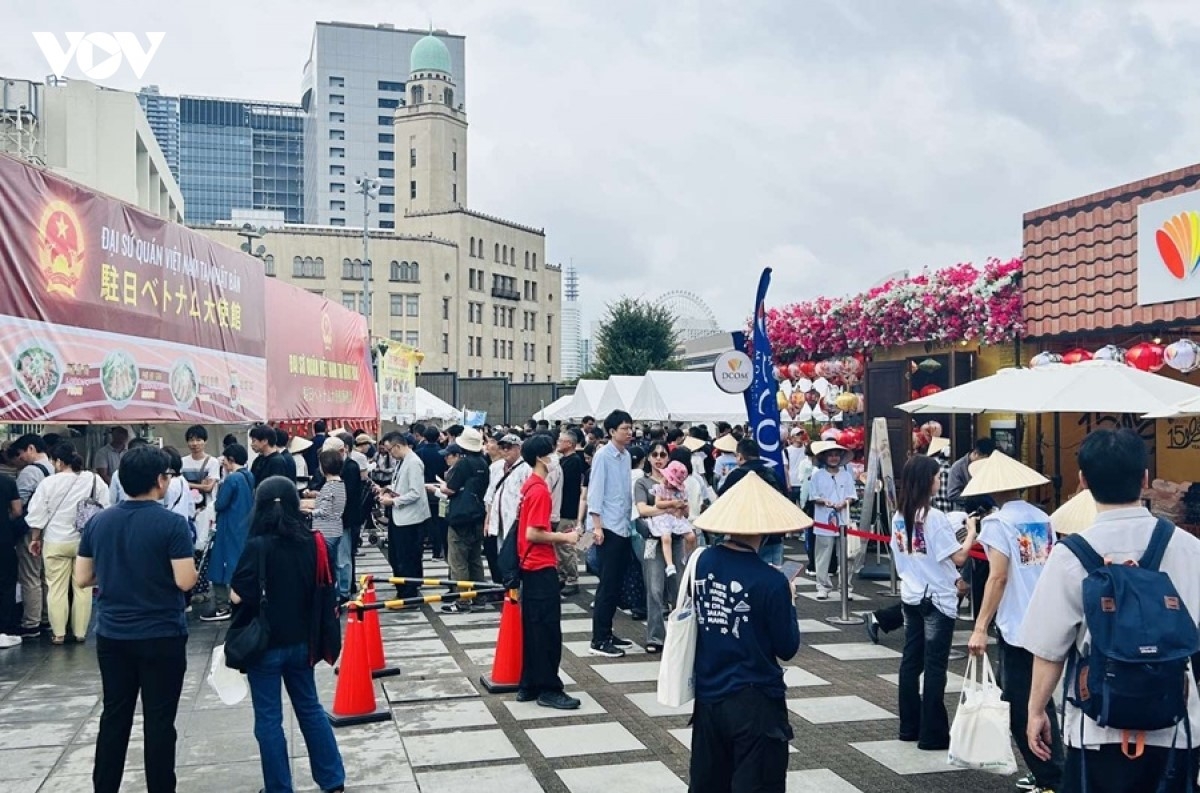 Mặc dù trời mưa, Lễ hội vẫn thu hút hàng ngàn người ngay trong sáng đầu tiên. Ảnh VOV Tokyo