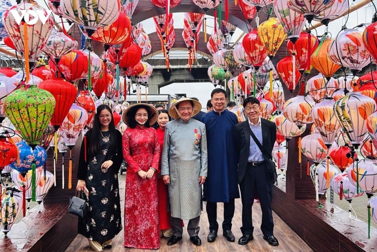 Thống đốc Kanagawa Kuroiwa Yujji (giữa) chụp ảnh lưu niệm với quan khách. Ảnh: VOV Tokyo