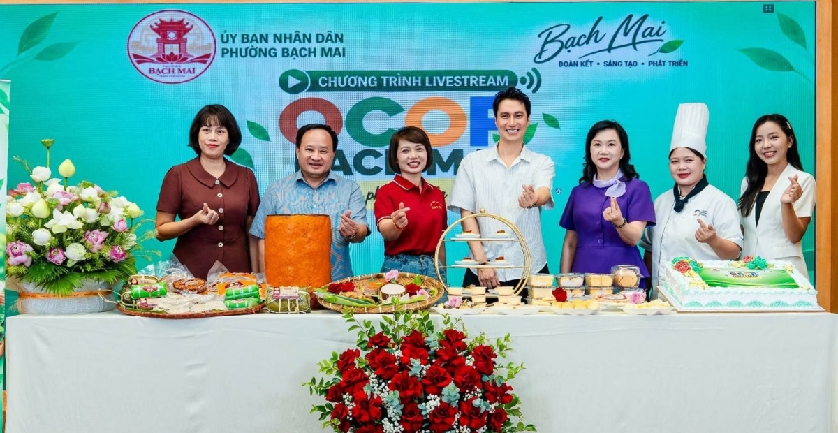 Chị Vũ Thị An (áo đỏ) thuộc cơ sở Giò chả Đạt An.