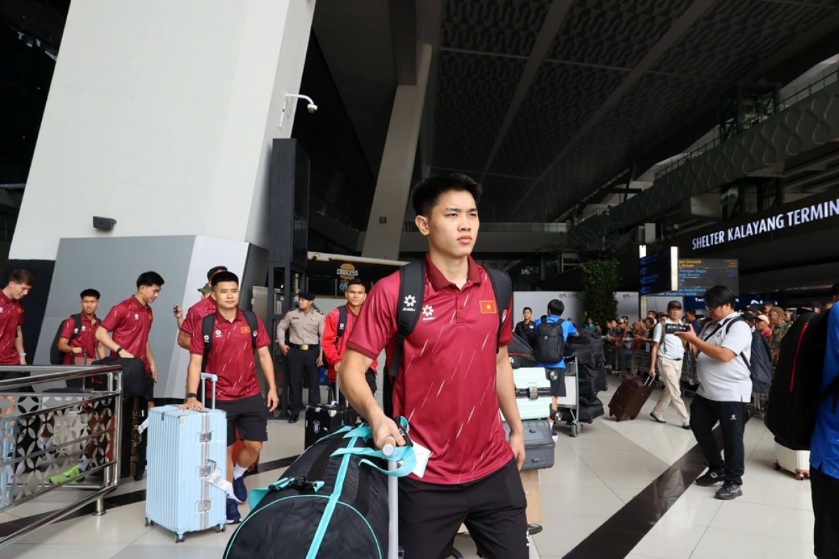Stürmer Nguyen Dinh Bac bei der Ankunft am Soekarno-Hatta-Flughafen in Indonesien. (Foto: baovanhoa.vn)
