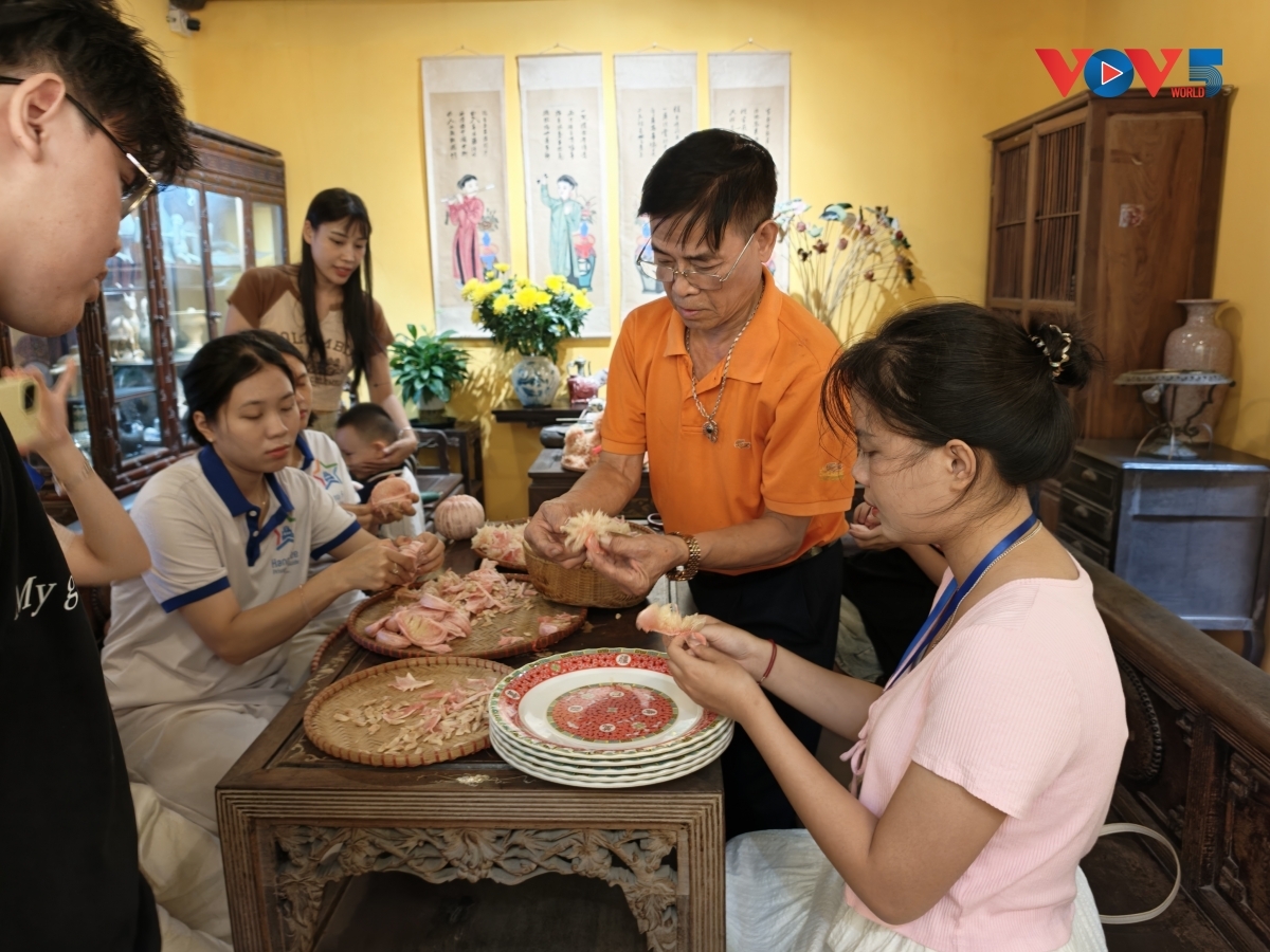 Salah satu kegiatan menarik yang menarik banyak anak muda untuk berpartisipasi adalah workshop membuat bentuk anjing dari buah pomelo. Setiap siung pomelo dikupas dan dibentuk dengan terampil hingga menjelma menjadi seekor anjing yang lucu sebagai hiasan dalam hidangan Festival Pertengahan Musim Gugur masyarakat Vietnam.