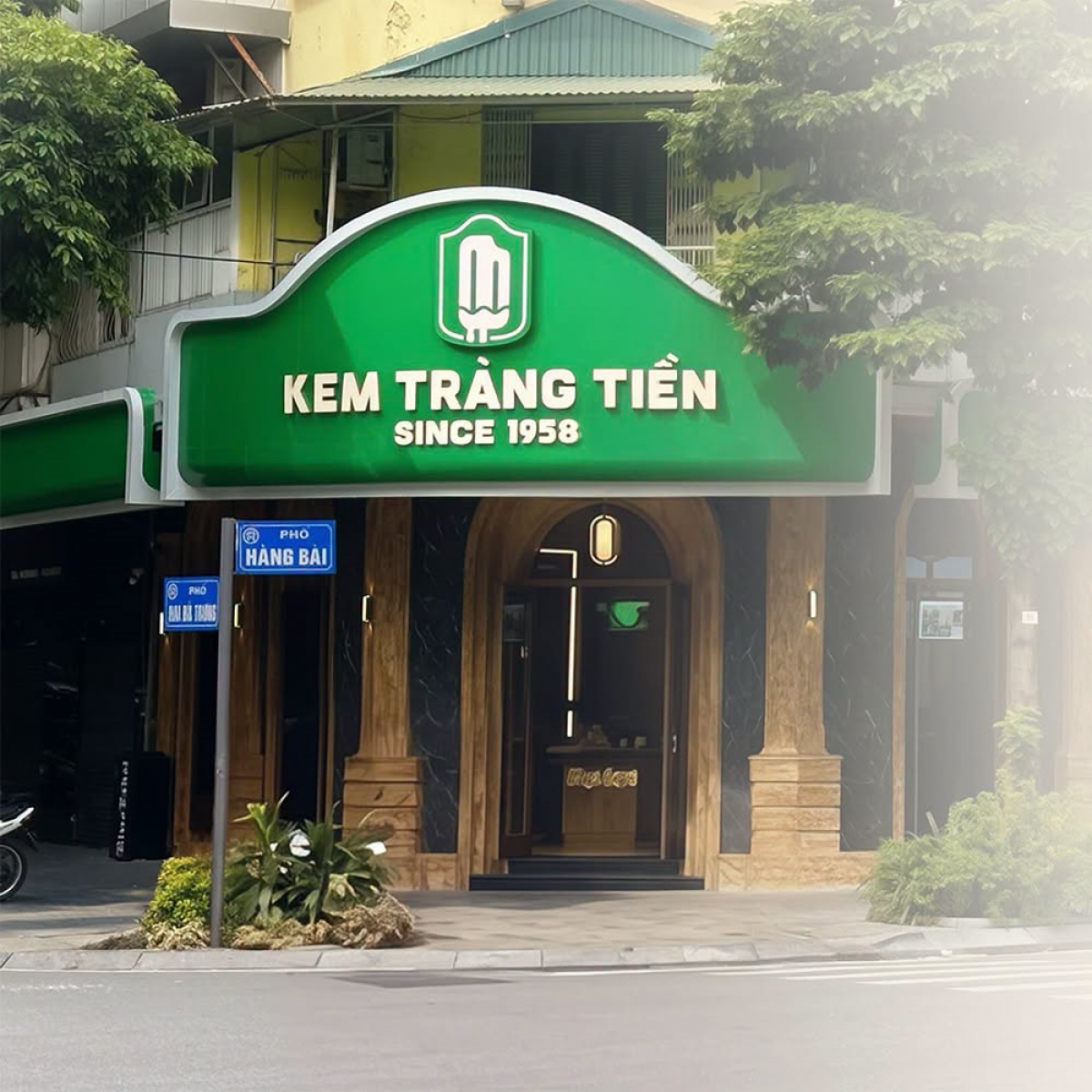 Cửa hàng kem Tràng Tiền mở bán tại 18 Hàng Bài (phường Cửa Nam). Nguồn ảnh: Kem Tràng Tiền.