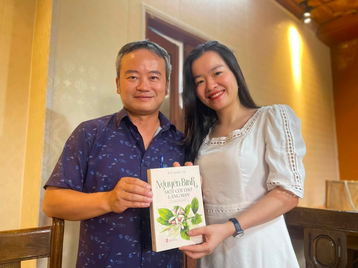 Bạn văn Dương Thúy Quỳnh chia vui với Đỗ Anh Vũ trong buổi giới thiệu tác phẩm mới nhất vừa xuất bản của anh: “Nguyễn Bính – Một cõi thơ lãng mạn”.