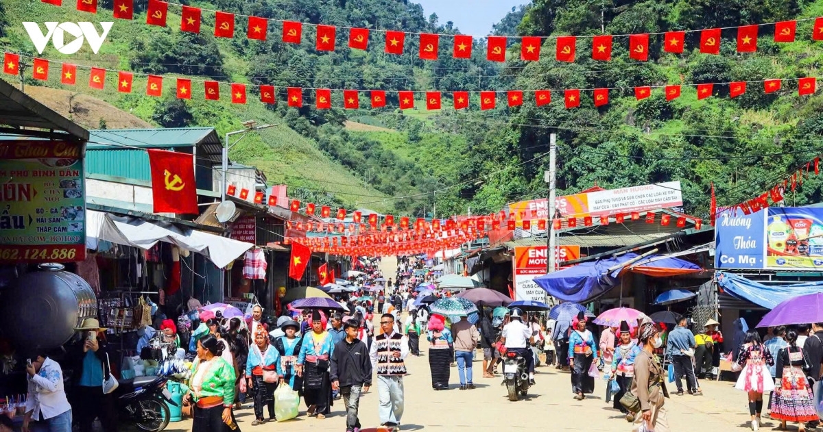 9月2日清晨，山罗省高山乡份姑麻（Co Mạ）及周边各乡的赫蒙族同胞兴高采烈地涌向乡中心，参加国庆节的山区集市。