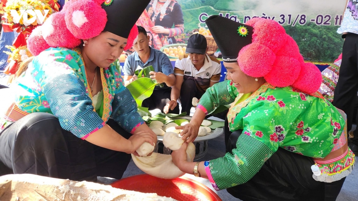 土锦布的色彩与乡亲们的欢声笑语交织，营造出独立节热闹的气氛。