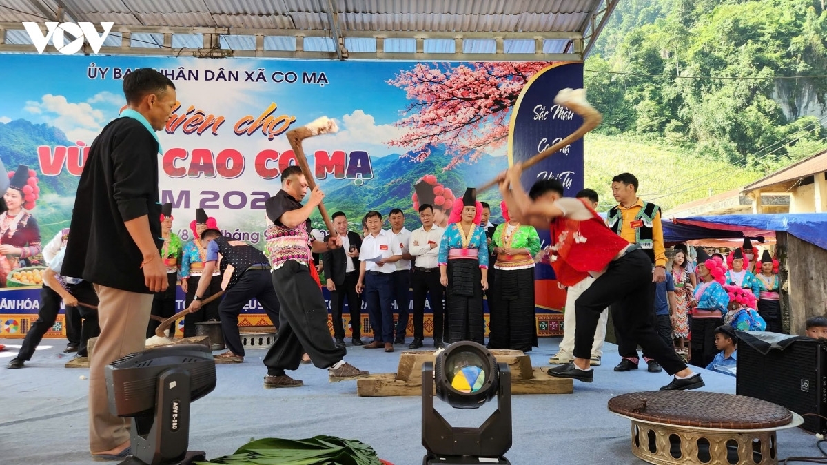 在山罗山林间，传统服饰的色彩和国庆节的笑容营造出既热闹又富有浓郁民族特色的独立节气氛。
