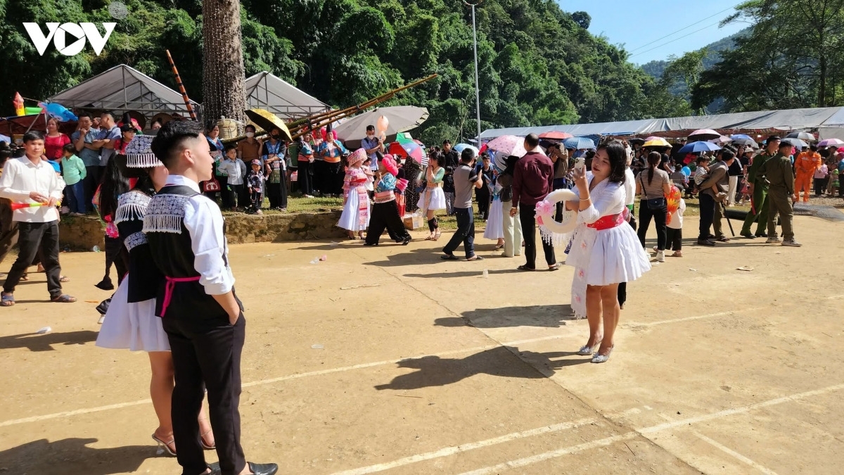 对年轻人来说，这也是好友聚会、拍照打卡，记录节日美好瞬间的机会。
