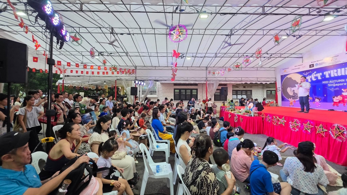 Đông đảo người Việt tại Singapore và bạn bè quốc tế đến tham dự Lễ hội Tết Trung thu do Ban Liên lạc Cộng đồng người Việt Nam tại Singapore tổ chức.
