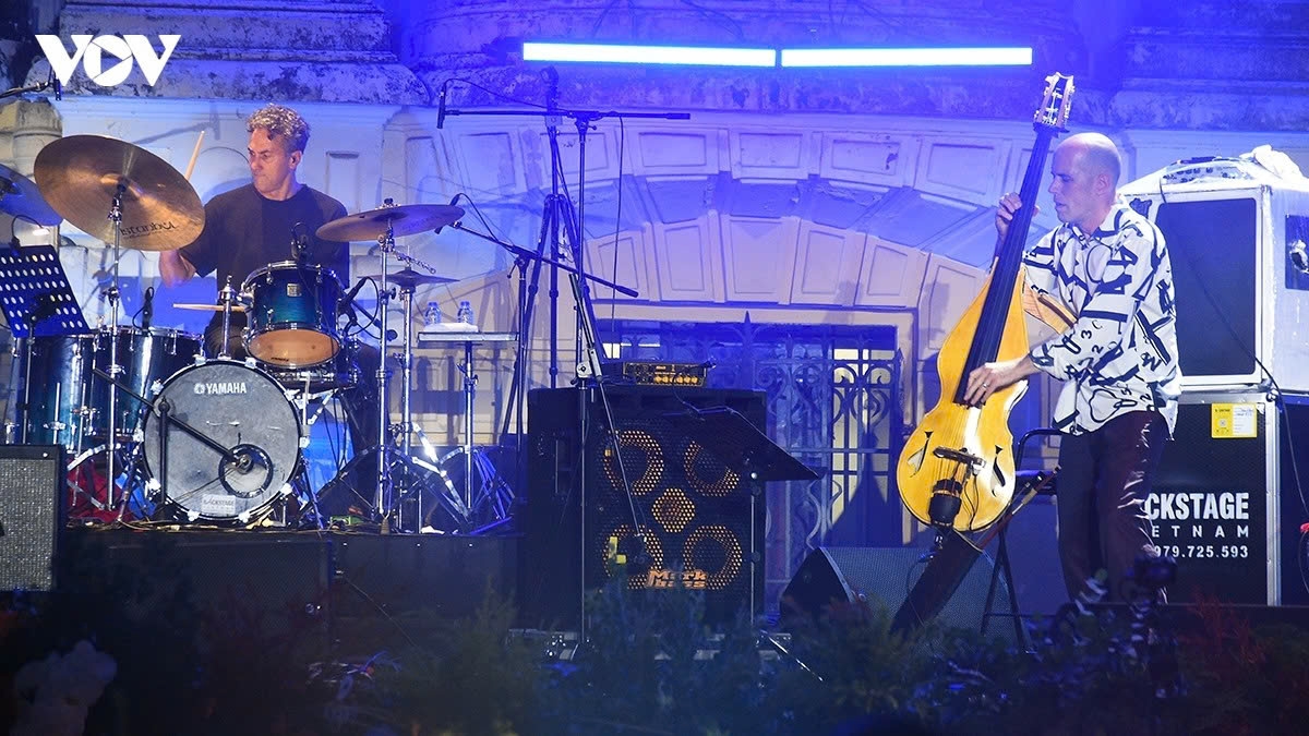Các nghệ sĩ quốc tế biểu diễn tại lễ khai mạc Hanoi Jazztival 2026. Ảnh: VOV