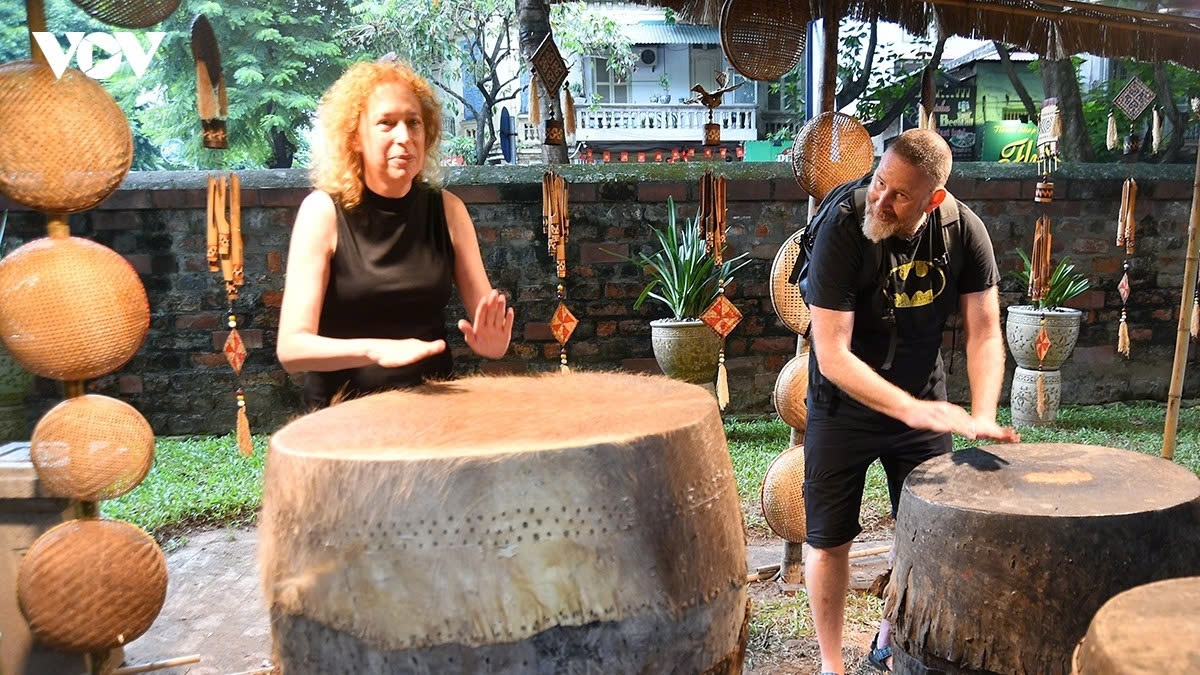 Du khách nước ngoài trải nghiệm trống truyền thống tại Văn Miếu – Quốc Tử Giám. Ảnh VOV 