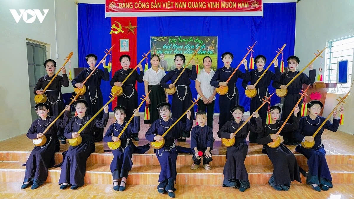 Lớp học hát Then, đàn tính miễn phí tại xóm Nà Quang, Cao Bằng. Ảnh VOV 