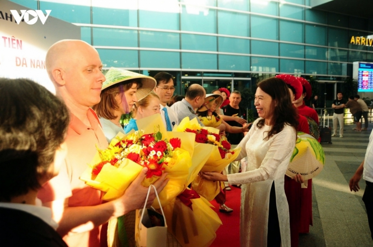 Turistas rusos son bienvenidos en el aeropuerto internacional de Da Nang. Foto: VOV