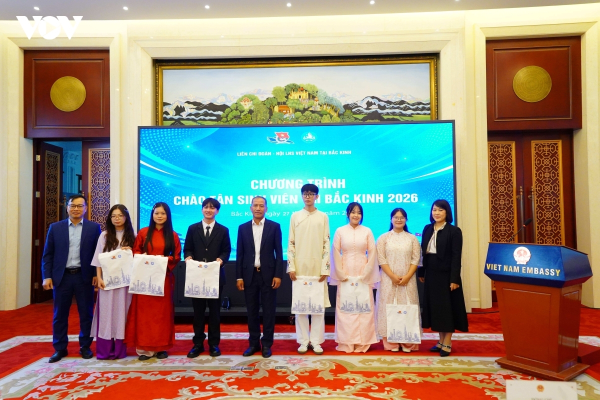Dương Bảo Nam Khang (thứ tư từ trái sang) - một trong những lưu học sinh được giải trong phần thi về Nghị quyết chiến lược