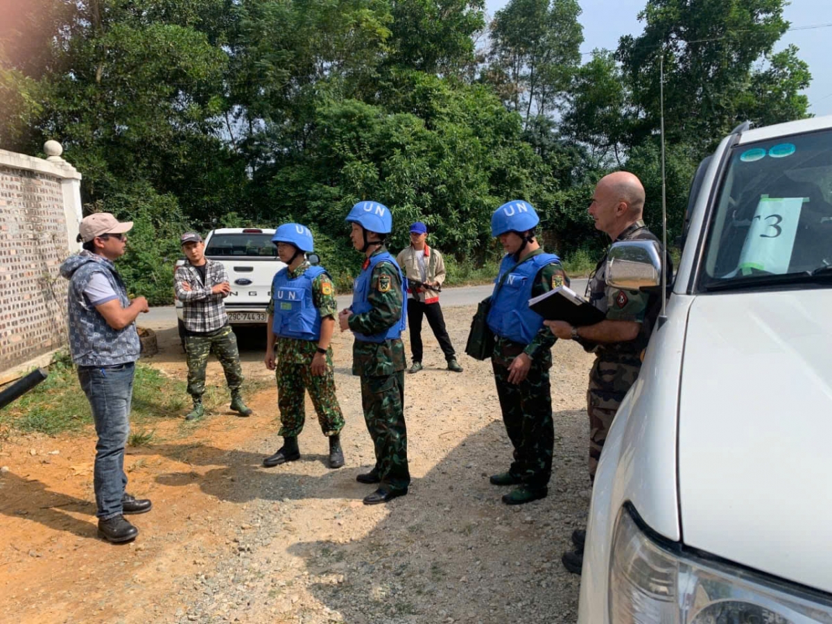 Lors d’une formation à la conduite de véhicules à deux essieux, avec l’aide d’un expert militaire français déployé dans le cadre de l’Union européenne. Photo: VNDPKO