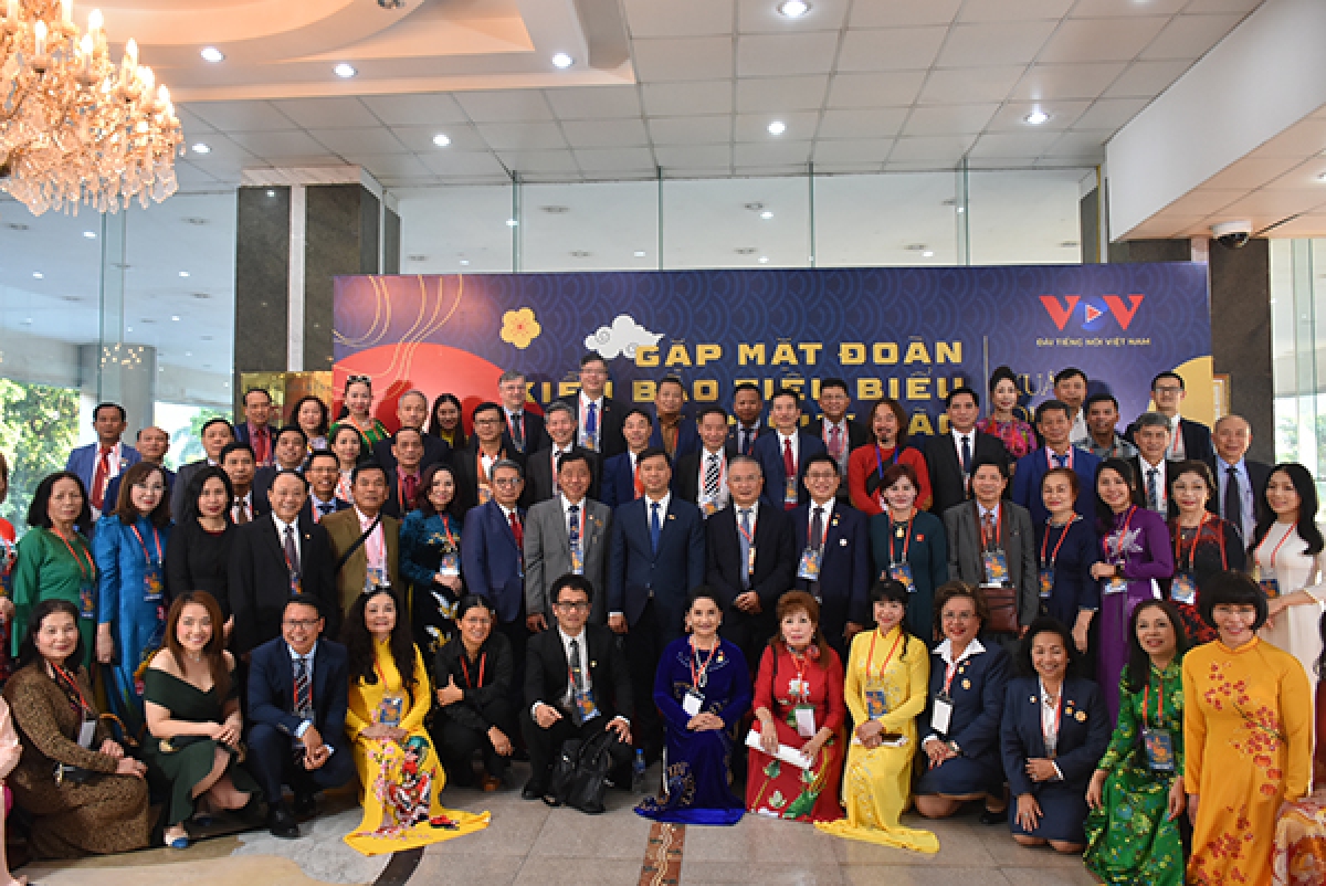 Đài Tiếng nói Việt Nam gặp mặt đoàn đại biểu kiều bào tiêu biểu trong tham gia chương trình Xuân quê hương 2023 do Ủy ban Nhà nước về người Việt Nam ở nước ngoài, Bộ Ngoại giao tổ chức. Ảnh: UBNNVNVNONN