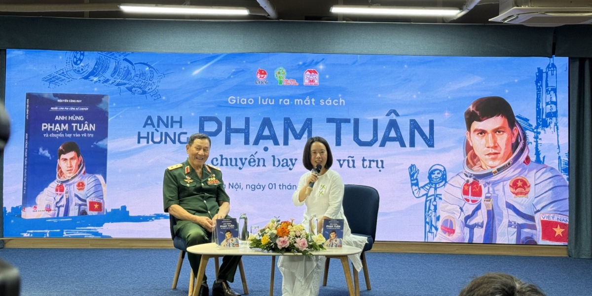 Lieutenant General Pham Tuan at the exchange with readers to introduce a book about his journey into space. <br>
(Photo: Cam Thi)