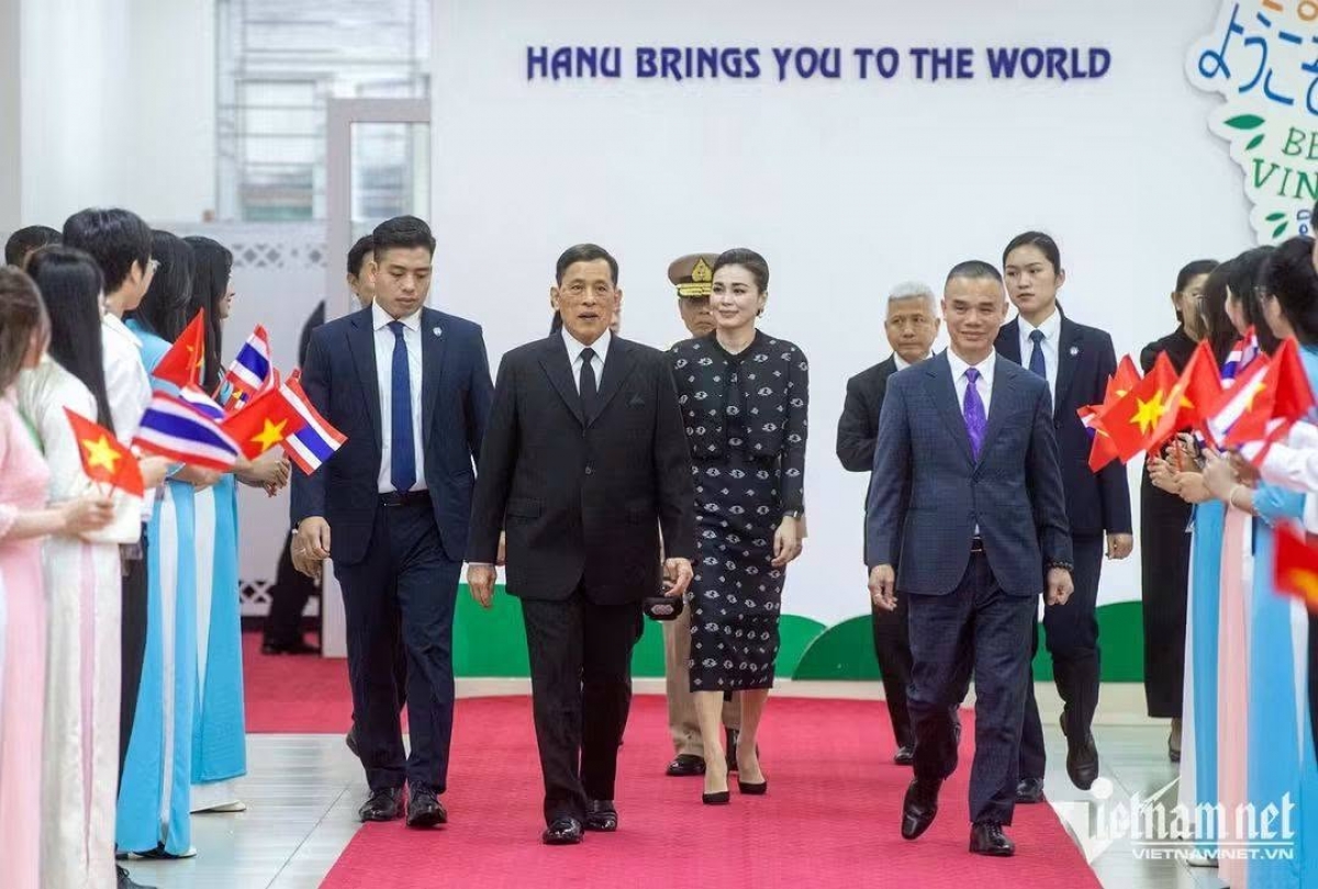 พระบาทสมเด็จพระเจ้าอยู่หัว และสมเด็จพระนางเจ้า ฯ พระบรมราชินีเสด็จเยือนศูนย์ภาษาและวัฒนธรรมไทยและทรงพบปะคณาจารย์และนักศึกษามหาวิทยาลัยฮานอย (Vietnamnet)
