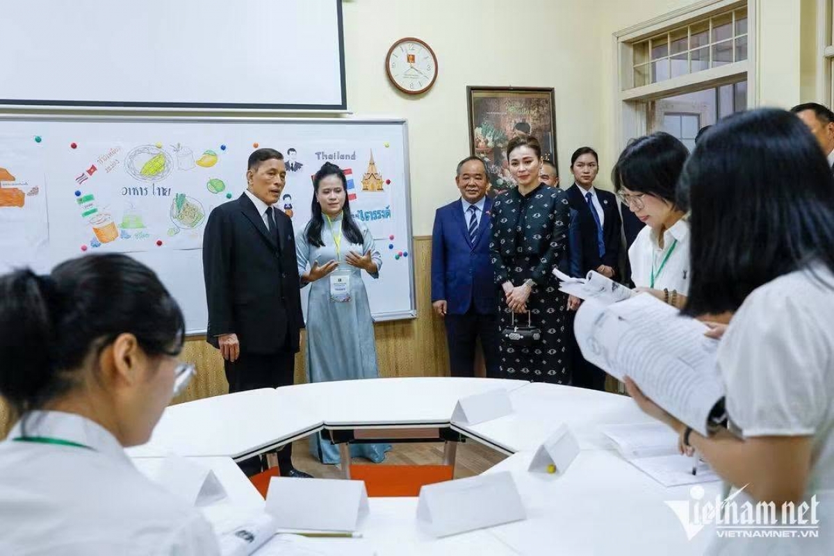 ทรงพบปะผู้บริหาร คณาจารย์ และนักศึกษา พร้อมทอดพระเนตรการสาธิตการเรียนการสอนภาษาไทย และกิจกรรมหัตถกรรมไทย เช่น การวาดร่ม การทำตุง การร้อยพวงมาลัย และการทำกระทง (Vietnamnet)