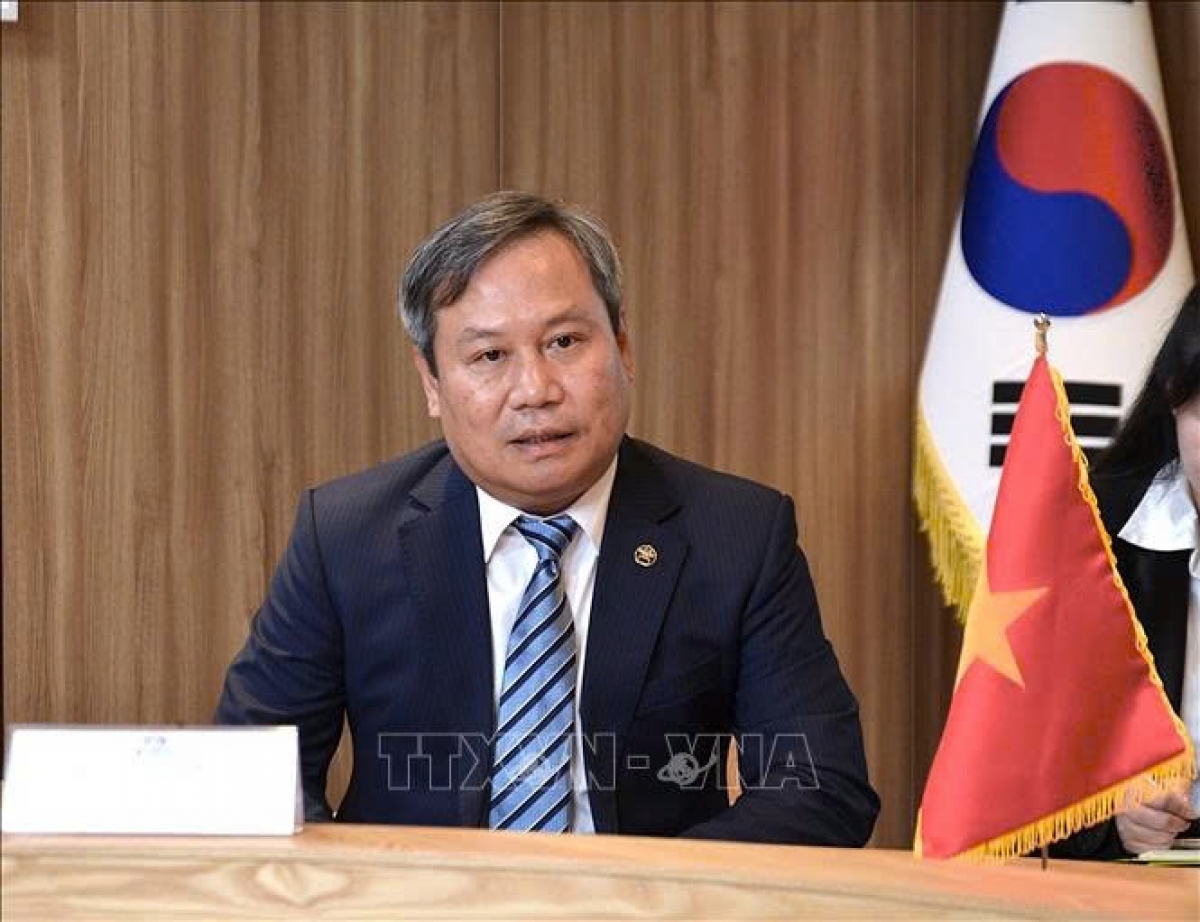 발표하는 부 다이 탕 위원장 (사진: 베트남 통신사)