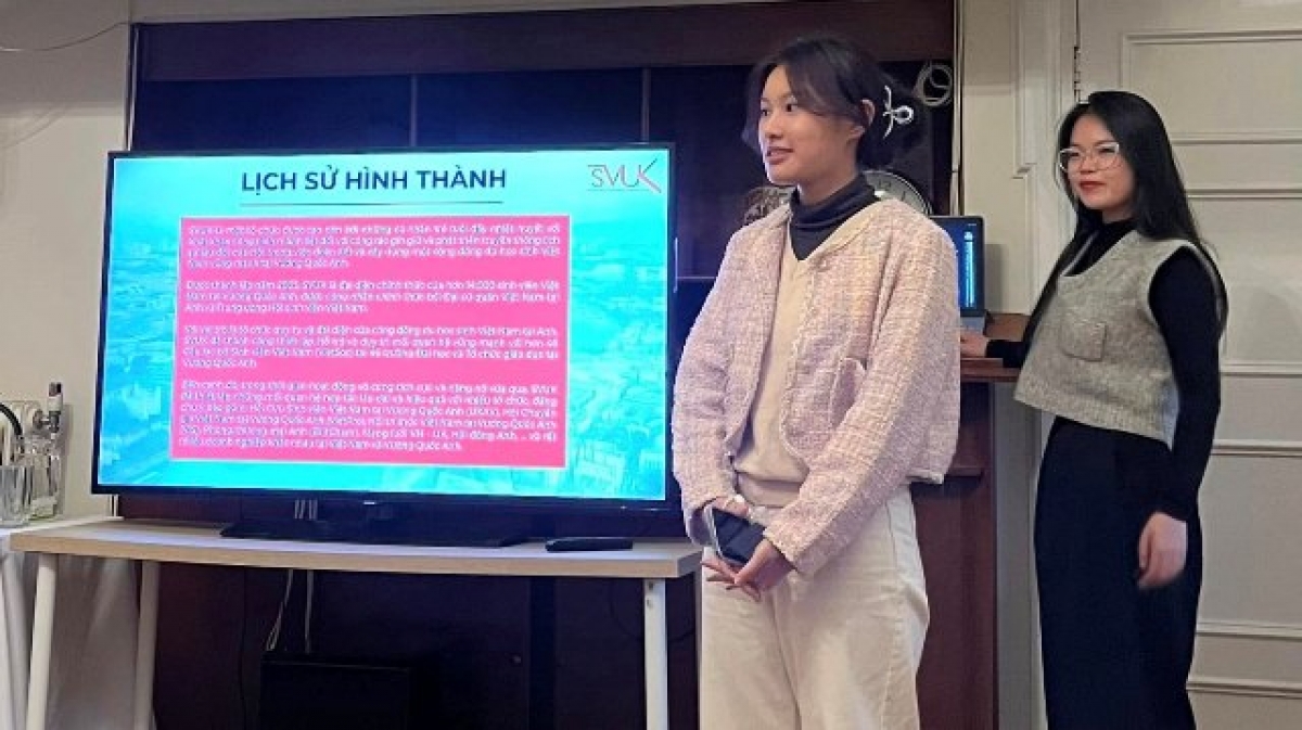 Chị Trần Minh Hồng, trong buổi làm việc với đoàn đại biểu TPHCM tại Đại sứ quán VN tại UK. Ảnh: FBNV