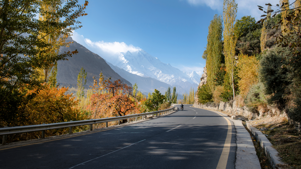 Hunza Valley in Pakistan is famous for its dramatic Karakoram mountain scenery, rich history, and vibrant local culture. (Photo: halobay.vn)
