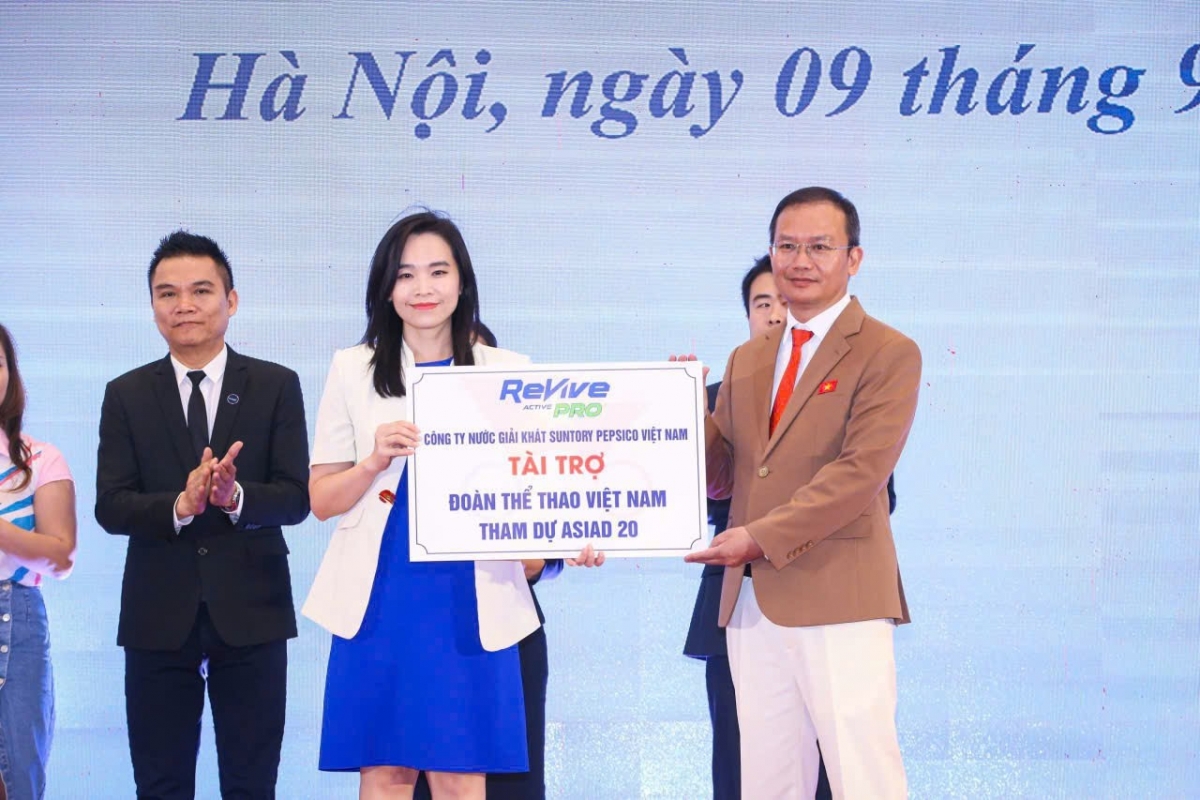 Đoàn Thể thao Việt Nam tham dự ASIAD 20 nhận tài trợ. Ảnh: Ban Tổ chức.