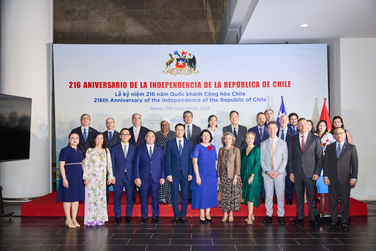 La embajadora de Chile en Vietnam y los delegados al acto conmemorativo. Foto: Embajada de Chile en Vietnam