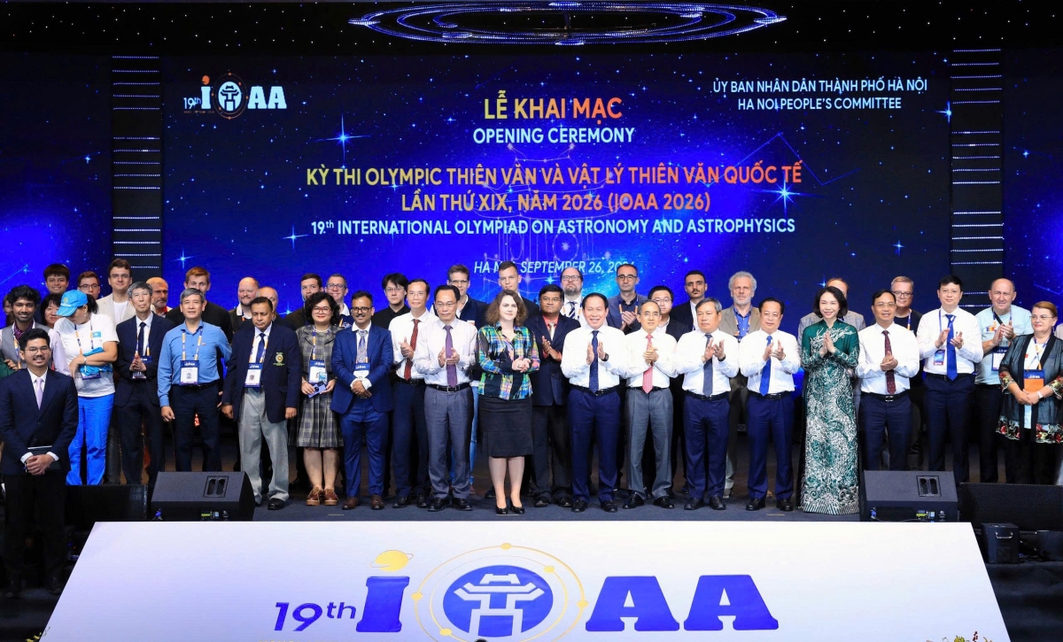 Delegates pose for a commemorative photo at the opening ceremony of IOAA 2026 (Photo: Organizing Committee)