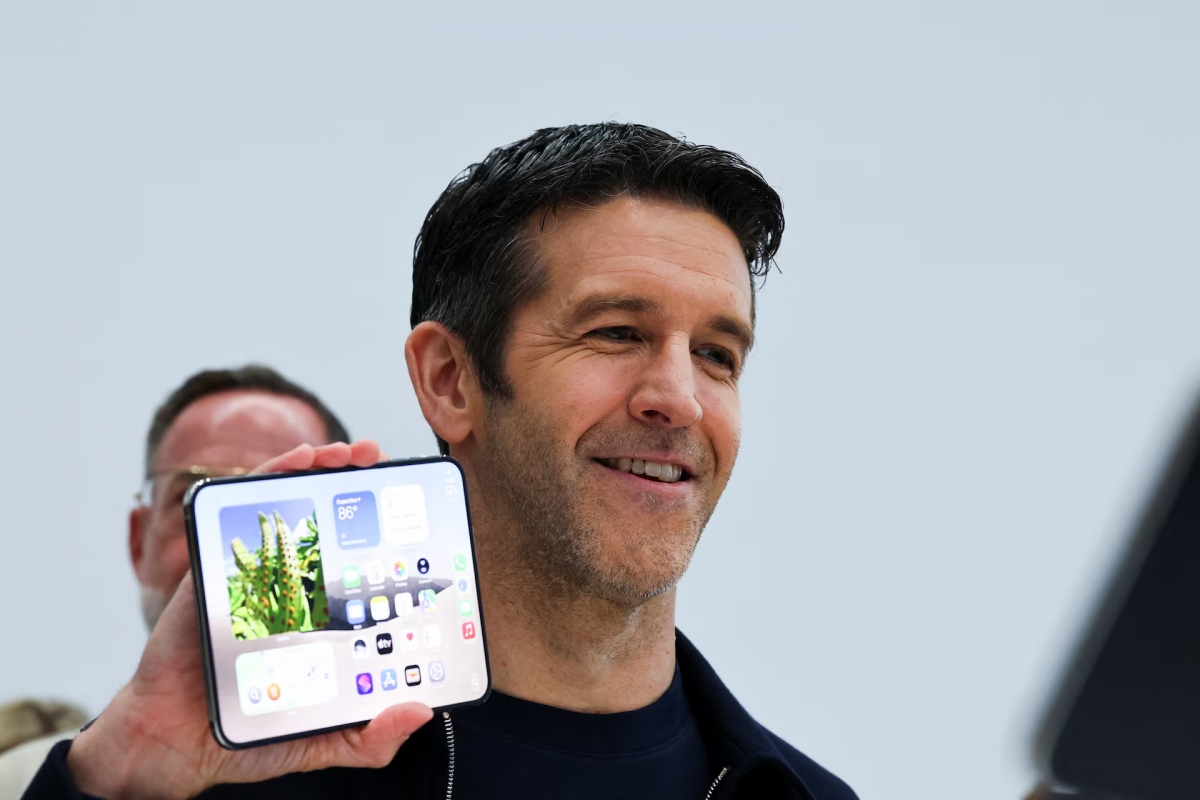 New Apple CEO John Ternus holds the new foldable iPhone Duo during Apple's event at the Steve Jobs Theater in Cupertino, California, US, September 9, 2026. (REUTERS/Carlos Barria)9
