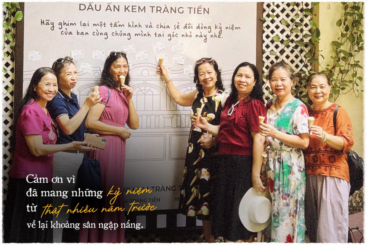Những người yêu kem Tràng Tiền bên bức tường ký ức. Nguồn ảnh: Kem Tràng Tiền.