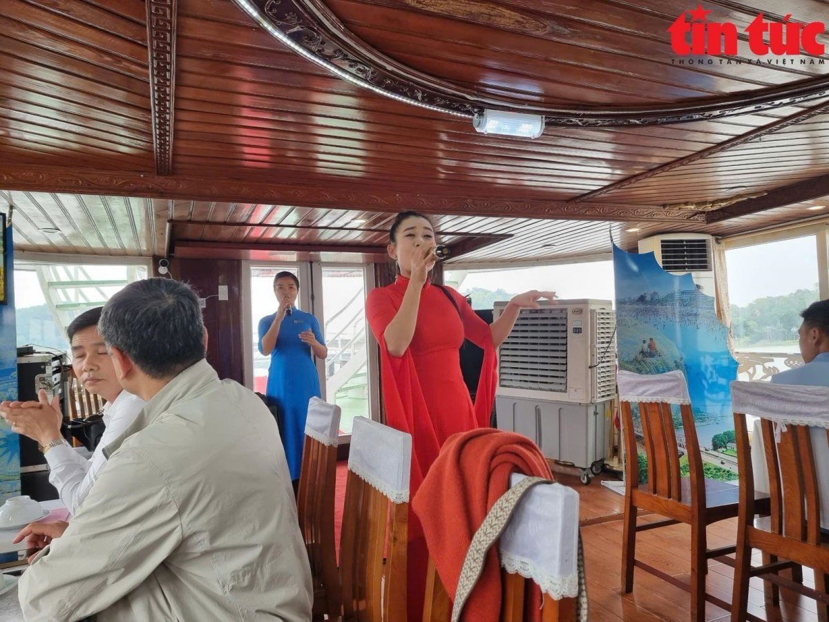 Artists perform Ma River chanting during the journey. (Photo: baotintuc.vn)