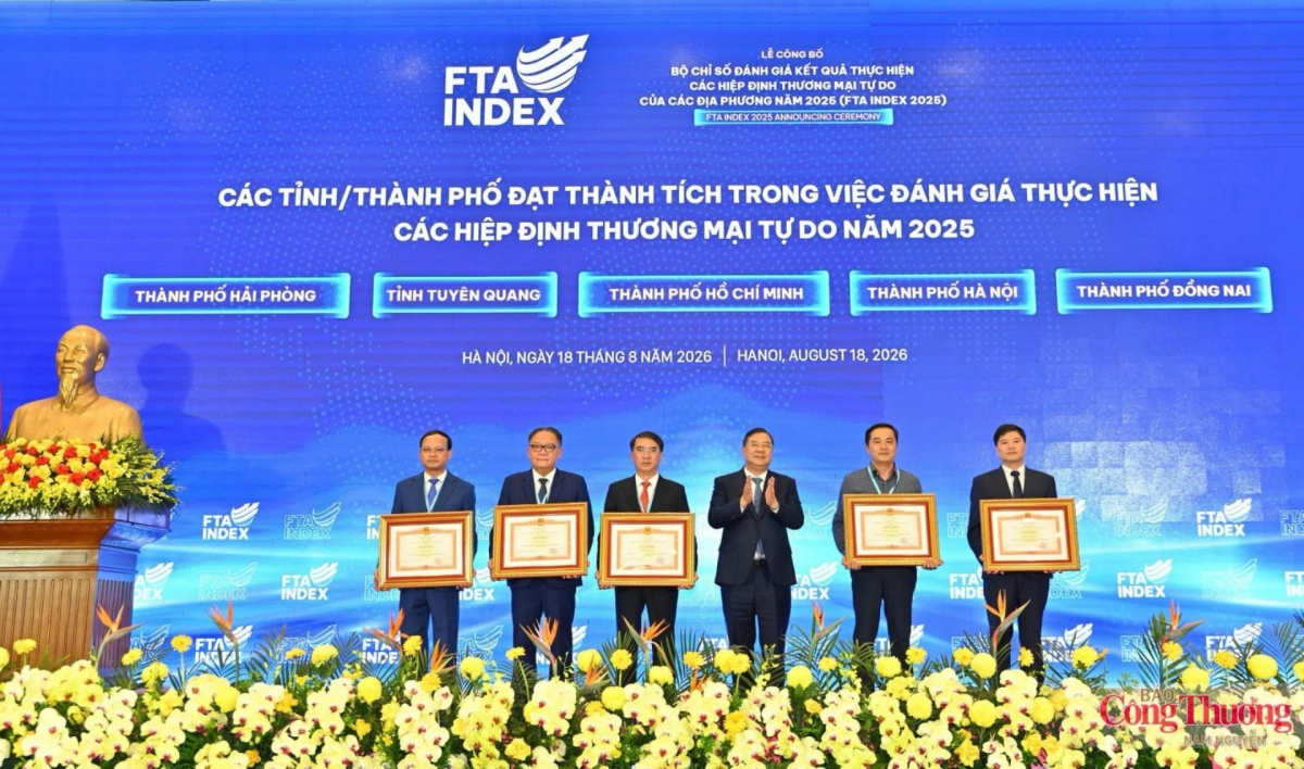 Deputy Prime Minister Pham Gia Tuc presents Certificates of Merit to five provinces and cities at the FTA Index 2025 announcement ceremony, August 18, 2026. (Photo: moit.gov.vn)