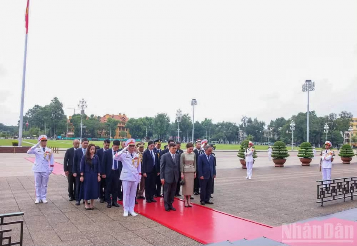 พระบาทสมเด็จพระเจ้าอยู่หัว และสมเด็จพระนางเจ้า ฯ พระบรมราชินี เสด็จพระราชดำเนินไปยังสุสานประธานโฮจิมินห์ทรงวางพวงมาลา ประทับยืนสงบนิ่งไว้อาลัยแก่ประธานโฮจิมินห์