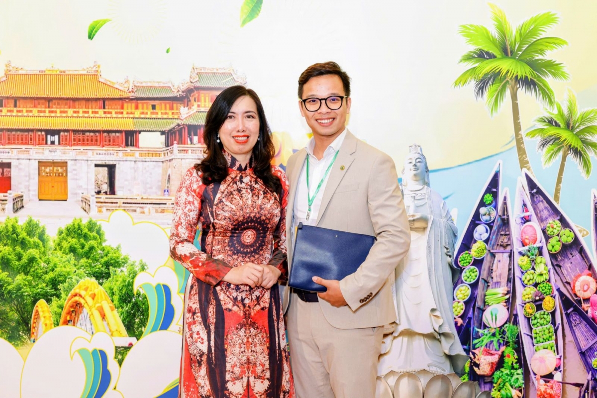 Trần Lê Hưng và Thứ trưởng Bộ ngoại giao Lê Thị Thu Hằng.