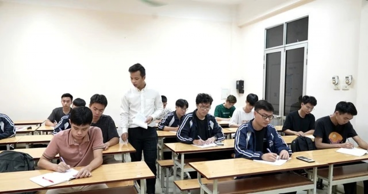 Từng giảng dạy tại trường Đại học Công nghệ, Đại học Quốc gia Hà Nội. TS Trần Lê Hưng cũng hướng dẫn cho nhiều nghiên cứu sinh tiến sĩ Việt Nam tại Pháp