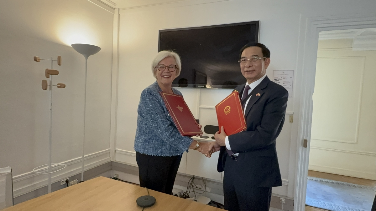 Le général Phan Van Giang, vice-Premier ministre et ministre vietnamien de la Défense, et Catherine Vautrin, ministre française des Armées et des Anciens Combattants, lors de la cérémonie de signature de l’Arrangement technique, le 10 septembre à Paris. 