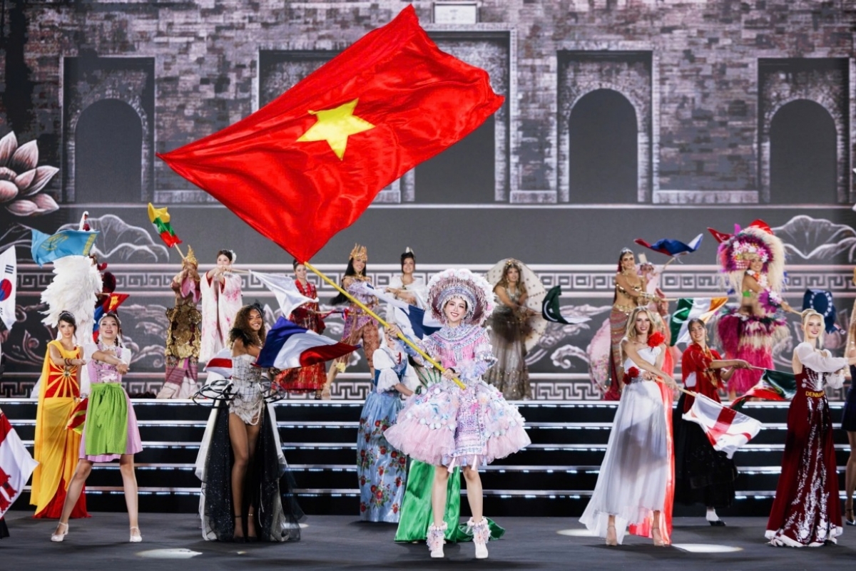 Các thí sinh Miss World 2026 trình diễn Dances of the World, giới thiệu bản sắc quê hương trên sân khấu chung kết.