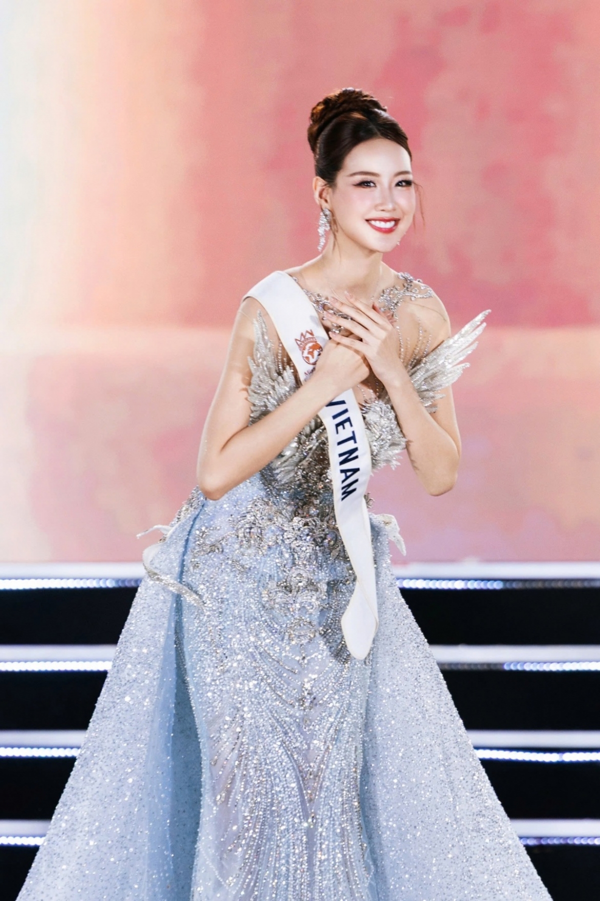 Bảo Ngọc góp mặt trong Top 6 Miss World 2026 và bước vào phần thi ứng xử cuối cùng.