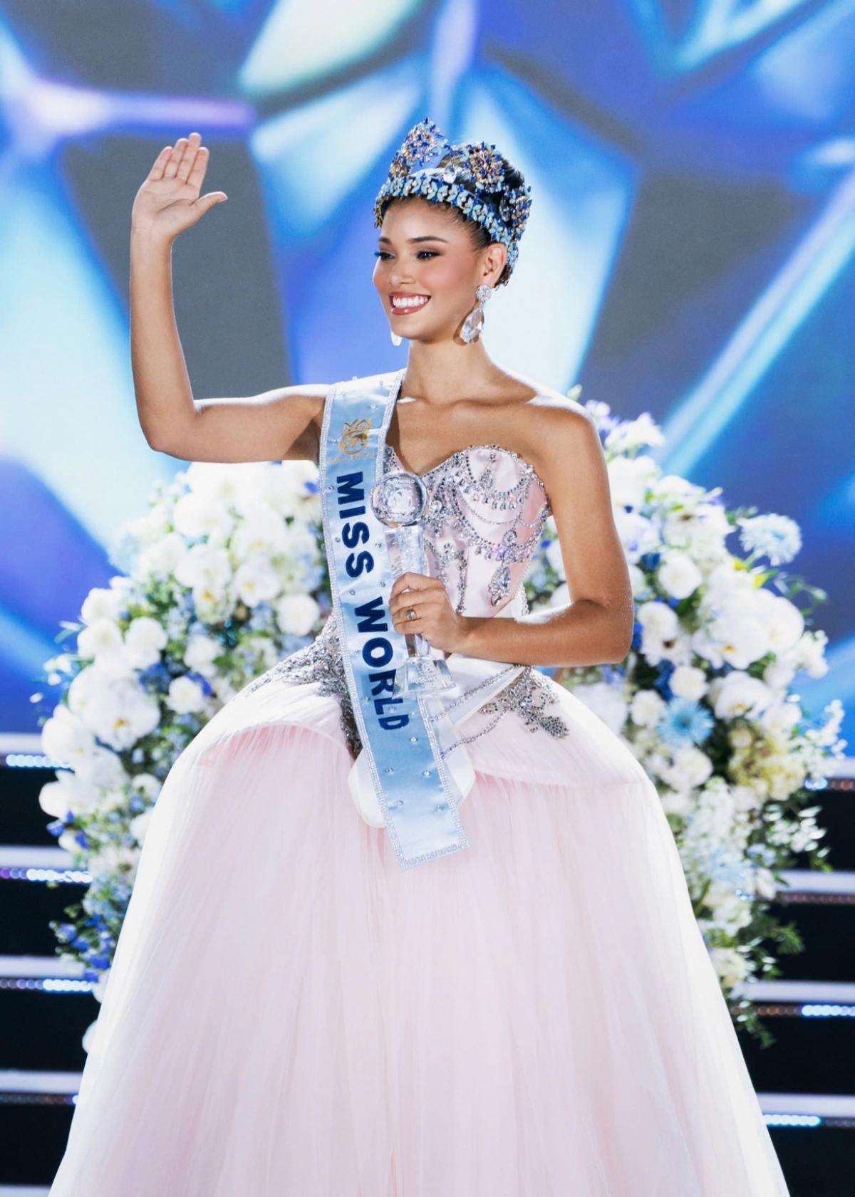 Tân Miss World 2026 Joheirry Mola Dominguez trong khoảnh khắc được xướng tên ở ngôi vị cao nhất.