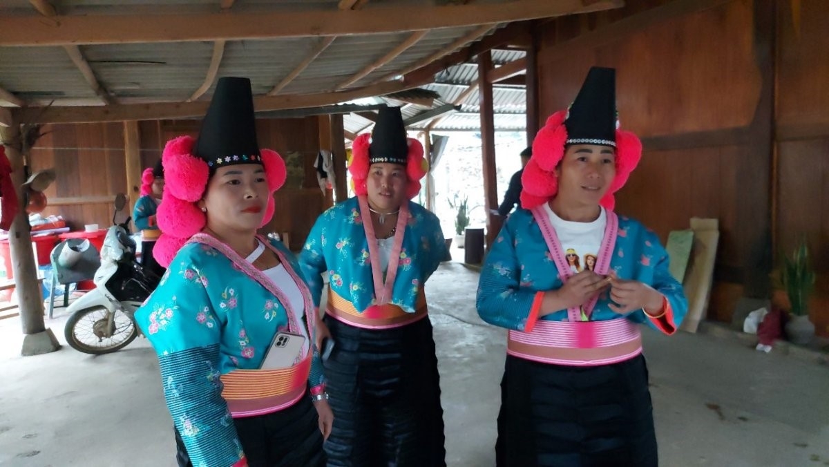 White Mong women wear traditional costumes made by Vi Thi Ia. (Photo: Thao Ly/ VOV-Northwest)