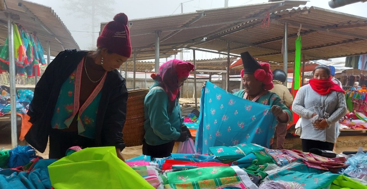 Vi Thi Ia’s traditional costumes are sold at a local market. (Photo: Thao Ly/VOV Northwest)