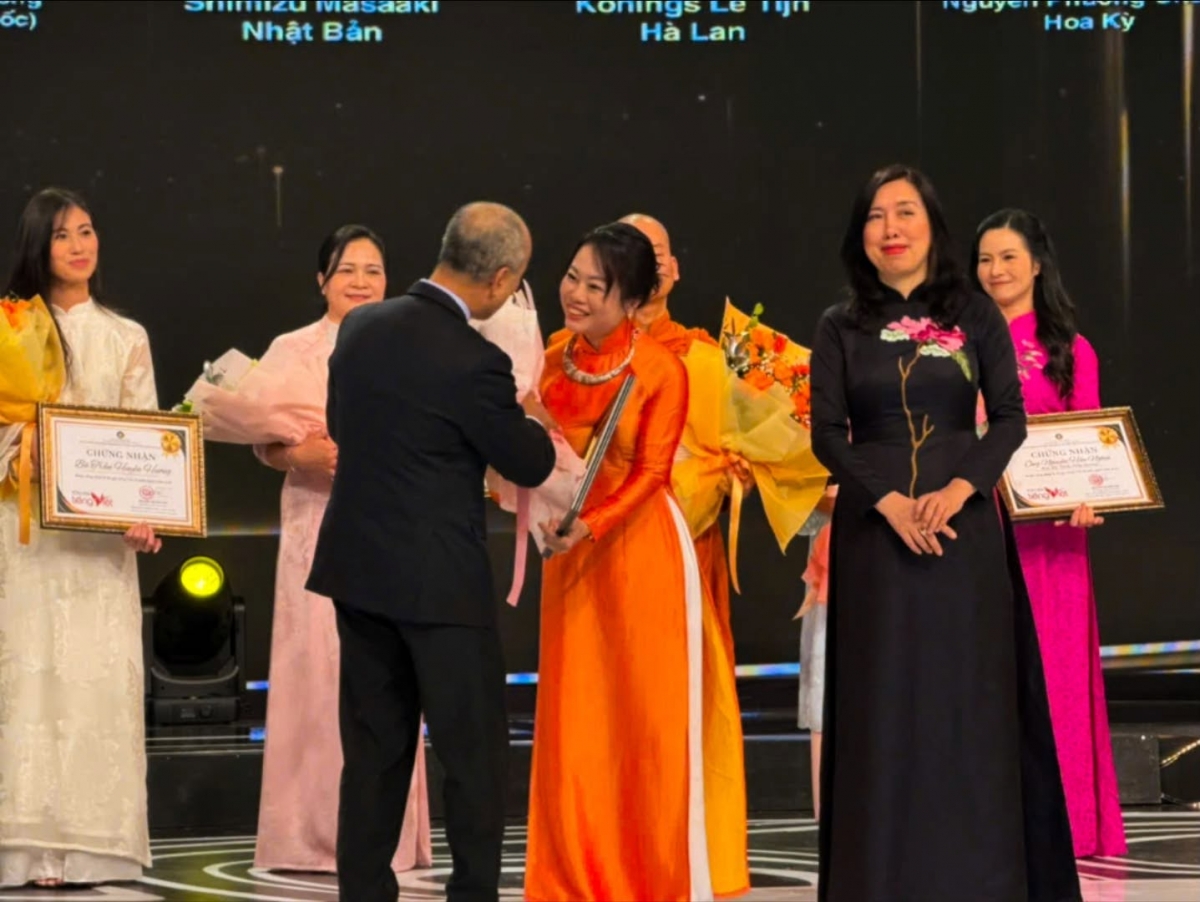 Giảng viên Nguyễn Thị Liên Hương nhận danh hiệu Sứ giả tiếng Việt 2026.